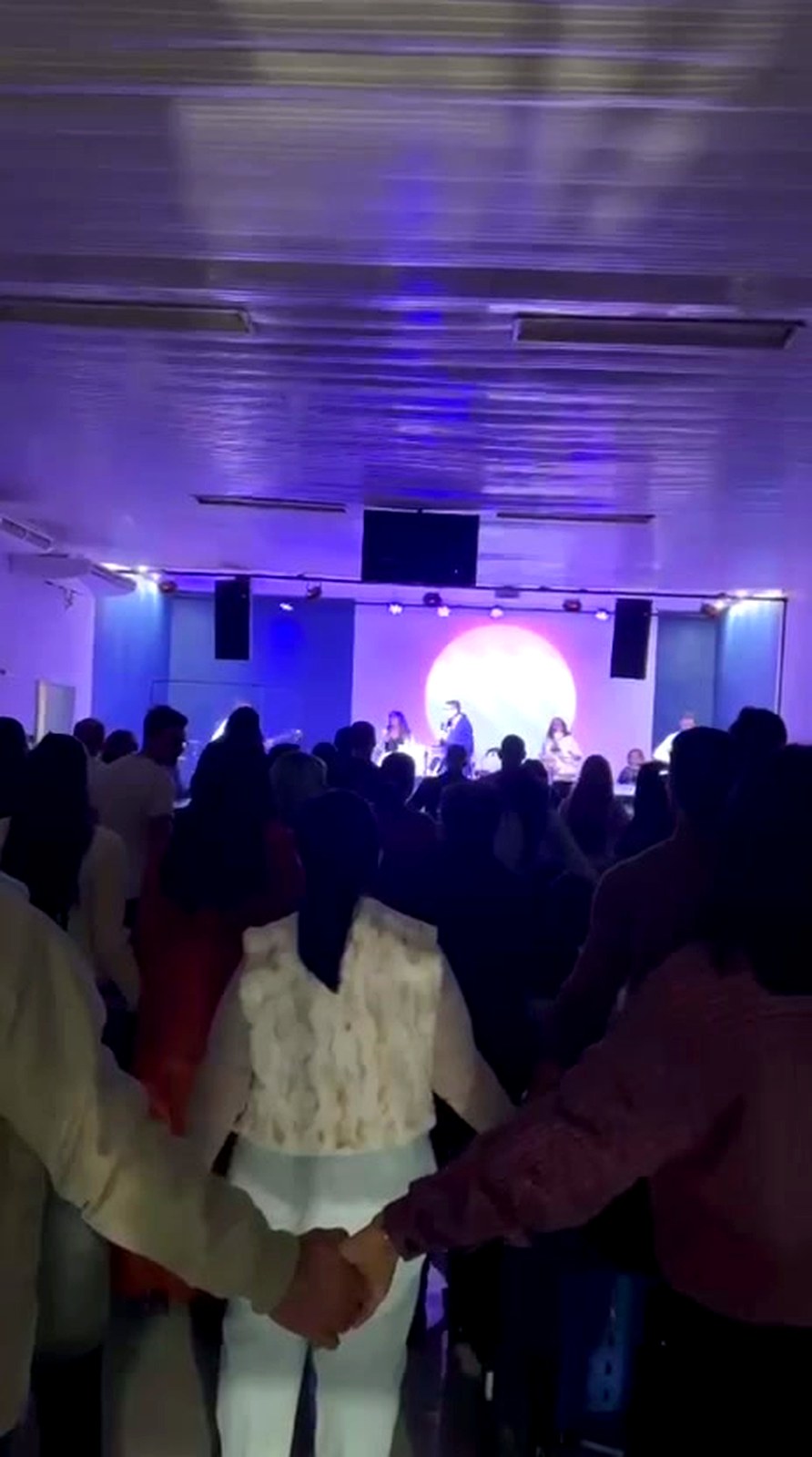 Igreja unida em adoração